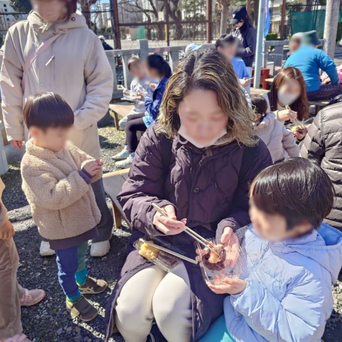 餅つき大会でついたお餅を分け合う親子